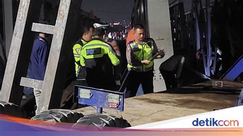 Tabrakan Ka Brantas Vs Truk Di Semarang 10 Perjalanan Kereta Tertahan
