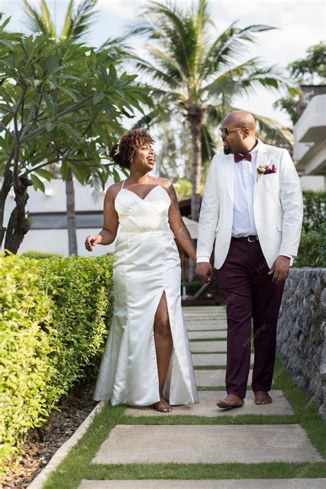 couple afro américain se marier sur une île photo premium