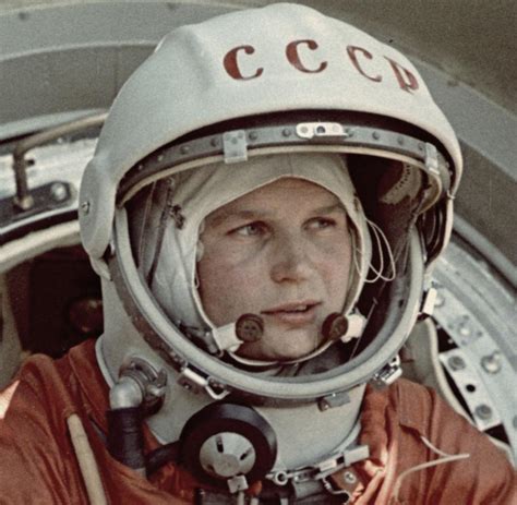 Russian cosmonaut yuri gagarin driving through the streets of london in a convertible with a personalised number plate 'yg 1'. Jubiläum: Walentina Tereschkowa - die erste Frau im All ...