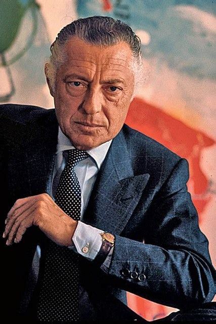 Scorrendo i cento anni trascorsi dalla nascita di gianni agnelli, l'avvocato che ha reso grande il gruppo fiat e i suoi marchi, abbiamo trovato le sue prime auto, quelle che ha guidato fin da bambino e che lo. Lo stile di Gianni Agnelli: abiti, camicie, cravatte e curiosità - PHANTOMAG