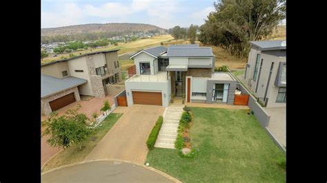 Established after the discovery of gold in the area, johannesburg is the largest city in south africa. 4 Bed House for sale in Gauteng | Johannesburg ...