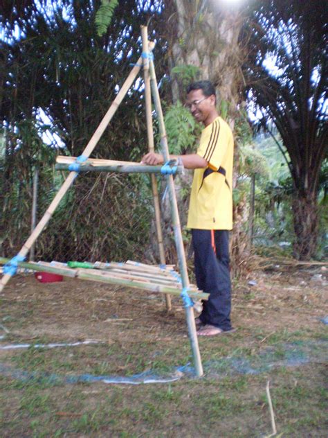 Also in the bottom left of the page several parts of wikipedia pages related to the word beruniform and, of course, beruniform synonyms and on the right images related to the word. SK Gelanggi 2: Perkhemahan Bersepadu Unit Beruniform 2010