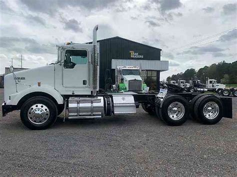 Kenworth T800 2012 Daycab Semi Trucks