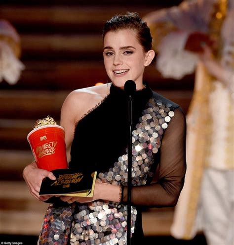mtv movie awards 2017 emma watson wins first gender neutral best actor award for beauty and the