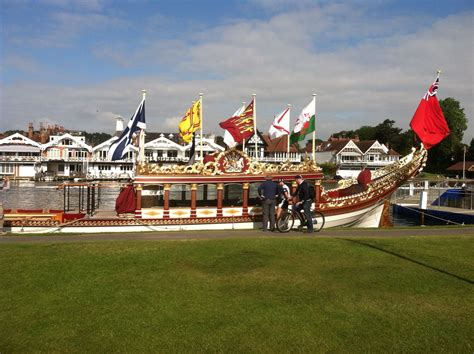 640 x 237 jpeg 72 кб. The Queen's boat showed up at the Henley course while we ...