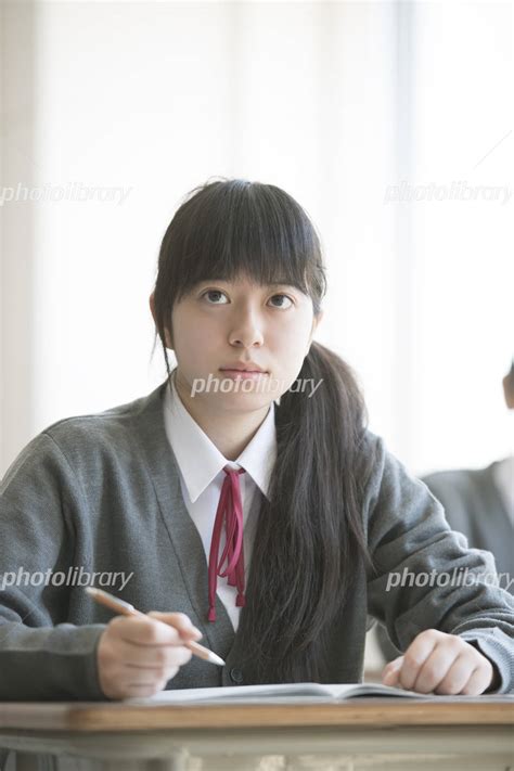 教室で授業を受ける女子学生 写真素材 [ 5066770 ] フォトライブラリー Photolibrary