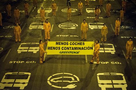 Activistas De Greenpeace Transforman Una Céntrica Calle De Madrid Para