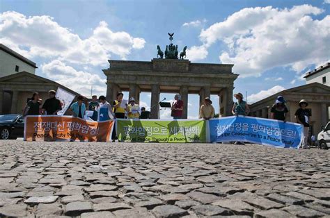 Geheimer raum des brandenbuer tores berlin. Das Brandenburger Tor, Symbol des deutschen Militarismus .… | Flickr