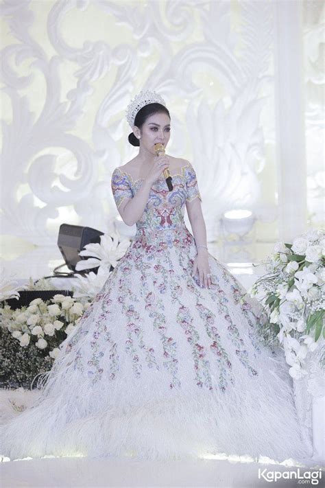 Gaun Pengantin Mewah Syahrini Di Gala Dinner Sempat Muncul Di Fashion