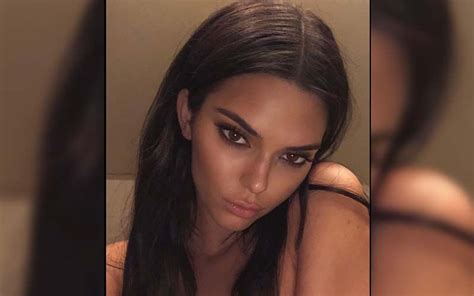 Kendall Jenner Poses Braless In New Mirror Selfies Amid Milan Fashion Week Supermodel Is