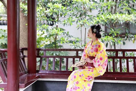 La Bella Sposa Giapponese Asiatica Tradizionale Della Donna Della Geisha Indossa La Tenuta Che