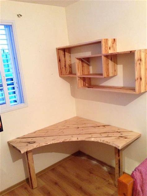 Diy Pallet Desk With Art Style Shelves Pallet Desk Diy Casa Prateleiras Diy