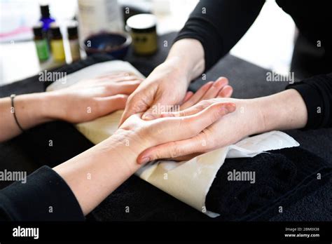 A Hand Massage Session Sometimes Known As Hand Reflexology Hand Massaging Helps New Oxygen
