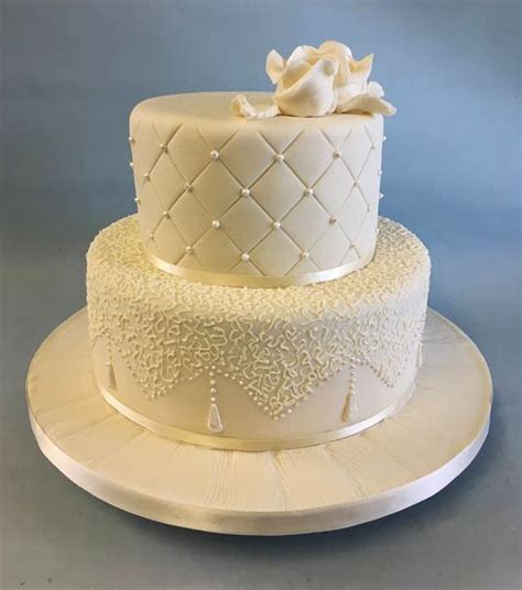 Celebrate a special day with this beautiful silver anniversary cake design! Golden Wedding Cake - Beautiful wedding cakes in Lahore