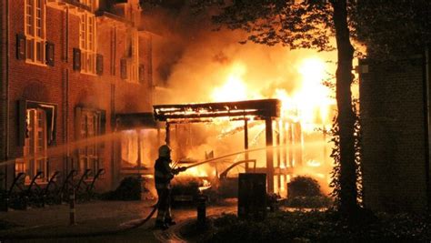 De oorzaak van de brand lag in de bijkeuken, de droger. Vandaag 20 jaar geleden de cafébrand in Volendam: 'Het zit ...