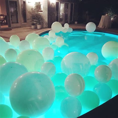 Food for swimming pool party ideas is a matter of concern. Balloons / balls in pool for party decoration | Festa na ...