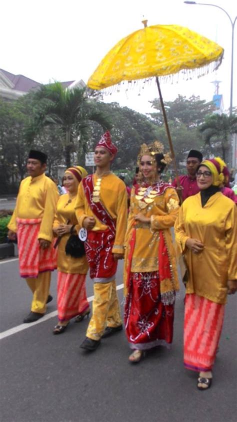10 Pakaian Adat Kalimantan Barat Nama Keunikan Keterangan