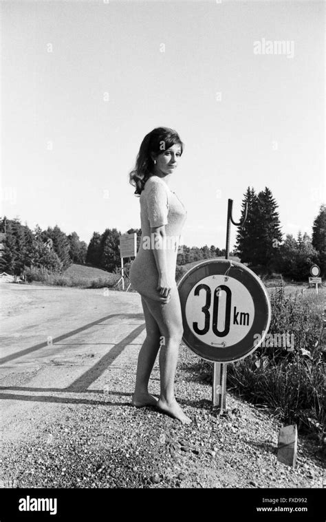 Deutsche Schauspielerin Margot Mahler Bei Einem Fotoshooting Am Straßenrand Deutschland 1960er