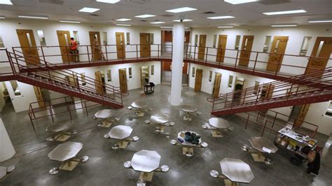 A Us Senate Crime Bill Would Change How Federal Prisons Fight