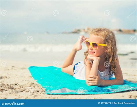 Petite Fille Prenant Un Bain De Soleil Sur La Plage Image Stock Image