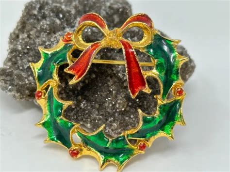 vintage christmas holly wreath pin red enamel berries gold tone holiday brooch 14 99 picclick