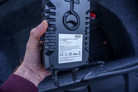 The smart car gas tank can hold 8.7 gallons, including a reserve of 1.3 gallons. Ring Automotive 6A Smart Charger RSC806 Review 🏎️