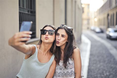 Selectieve Focusfoto Van Twee Vrouwen Die Samen Een Selfie Nemen