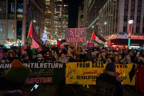 Pro Palestinian Protesters Disrupt Nycs Rockefeller Christmas Tree