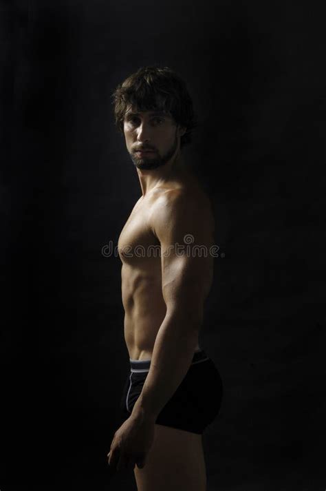 Hombre Desnudo Que Muestra Su Aptitud Del Cuerpo Foto De Archivo Imagen De Forma Atletismo