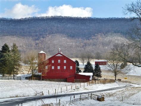The red barn vous invite à partager un moment convivial et original. A Winter's Day in PA | Old barns, Red barns, Weather ...