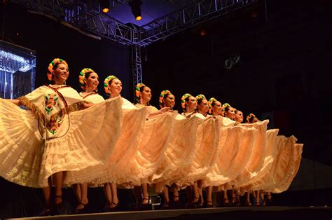 El Ballet Folklórico Uv Ofrece Becas Para Bailarinas Dgcu