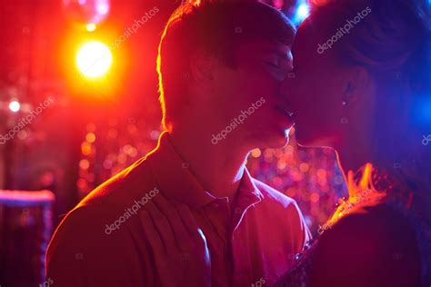 Couple Baiser En Boîte De Nuit Image Libre De Droit Par