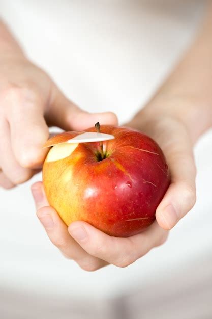 Personne éplucher Une Pomme Photo Gratuite