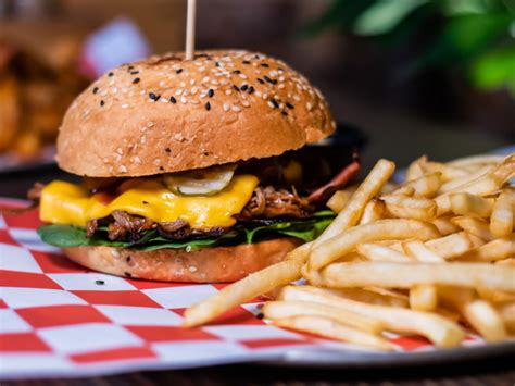 O mcdonald's pode até desaparecer algum dia, mas sua cultura estará implantada para sempre no mundo. Casas de Brasília celebram o Dia Mundial do Hambúrguer (28 ...