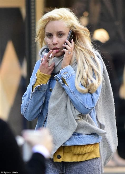 amanda bynes looks disheveled after being spotted talking to inanimate objects daily mail online