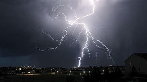 Als het bij een onweersbui gaat regenen dan verminderd de activiteit van het onweer snel. Weer code geel van KNMI voor gevaarlijk weer, kans op onweer