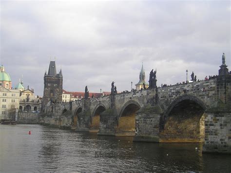 Most je vybudován z pískovcových kvádrů a po obou stranách je opevněn věžemi ( . Turisty oblíbený Karlův most v Praze | Maxitrip.cz