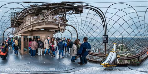 Au Sommet De La Tour Eiffel Fotografías E Imágenes De Alta Resolución