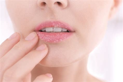 5 Tips Memakai Lipstik Nude Agar Wajah Tidak Tampak Pucat BukaReview