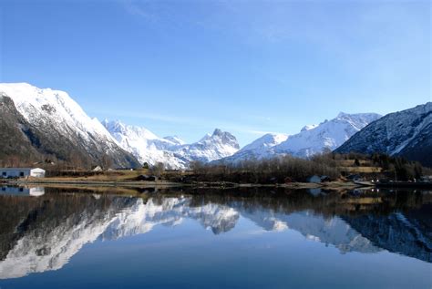 Noruega (norge/noreg en noruego actual bokmål/nynorsk) significa literalmente camino del norte. Fiordos de Noruega