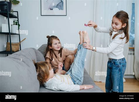 Kleine Mädchen Füße Kitzeln Fotos Und Bildmaterial In Hoher Auflösung Alamy