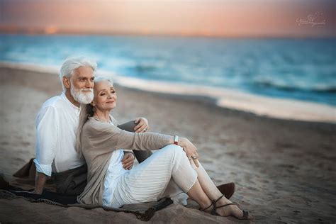 Фото Пожилая влюбленная пара сидит у моря фотограф Ирина Недялкова