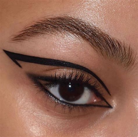 Graphic Liner Discovered By Sabrina On We Heart It No Eyeliner Makeup