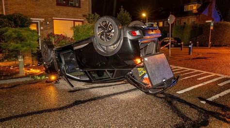 auto over de kop geslagen na botsing tegen geparkeerde voertuig en boom in bennebroek haarlems