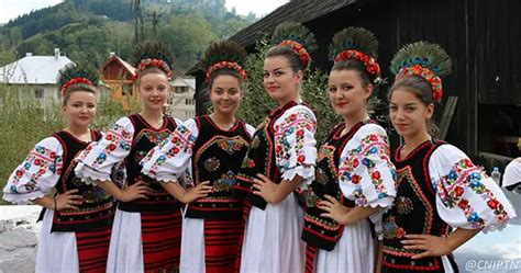 Thousands Of Romanians Perform Record Breaking Folk Dance In Costume