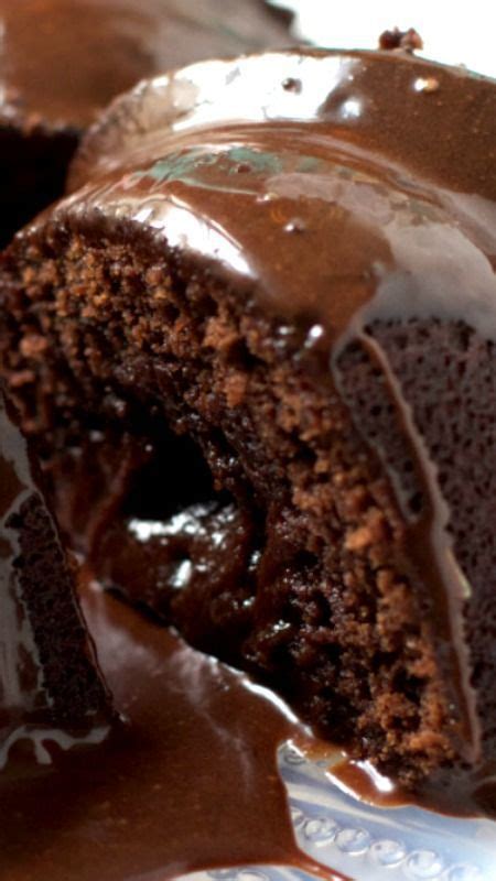 fudgy chocolate bundt cake ~ so rich with a dense brownie like outer layer and a gooey molten
