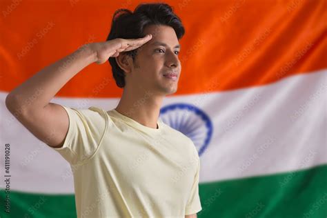 Young Man Saluting In Front Of Indian Flag Independence Day Foto De