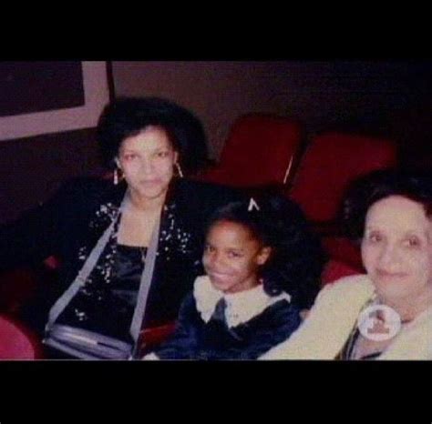 A Little Aaliyah With Her Mom And Grandma Three Generations Of Beautiful Ladies Aaliyah Miss