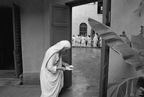 These Images Show The Power Of Mother Teresa S Work Mother Teresa Mother Teresa Images