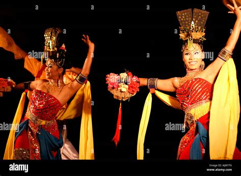 Malaysische Frauen Führen Einen Traditionellen Malaysischen Tanz Am
